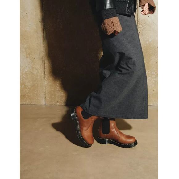 Dr. Martens Women's Tan Farrier 2976 Leonore Faux Fur-Lined Chelsea Boots Size 7 - Picture 1 of 10